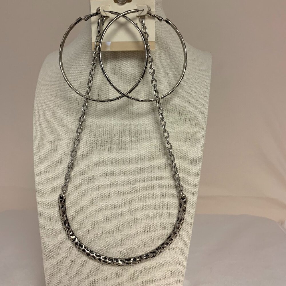 Fashion Jewelry Set Silver-Tone Hammered Neckline Chocker and Pierced Earring